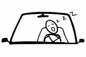 小伙开车一时犯困，结果撞了图片