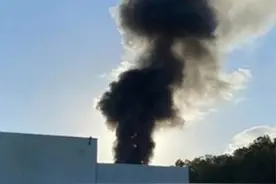 美国又一小型飞机坠毁！机上两人身亡，坠落在工厂引发火情图片