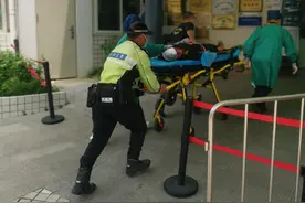着急检测核酸，深圳一女子横穿马路遭遇车祸图片