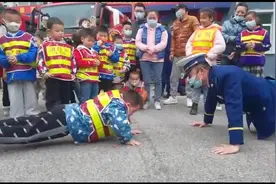 6岁萌娃“单挑”消防员比赛俯卧撑 萌娃：消防员叔叔是不是故意让着我？图片
