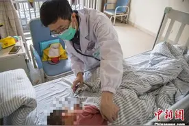 儿科医生这句话感动无数人：“孩子可怜，住院费我来结”图片