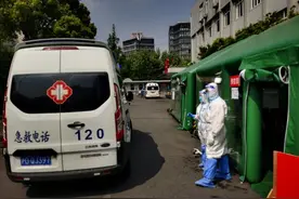 直击：同济医院内惊现三顶绿帐篷，老百姓到“第二急诊救治区”看病有啥服务图片