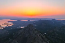 乳山市：红日喷薄而出 金光洒向山海图片