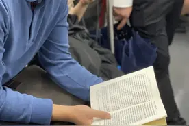 拍北京地铁上的读书人第四年：流量时代的阅读选择图片