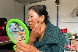 冬虫夏草采挖季到了，藏族阿佳们防晒有妙招图片