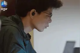 他在书店彻夜不归，背后的故事有点燃图片