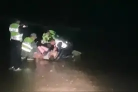 莞警护安直击｜凌晨海浪将卷走落水者，虎门公安巡逻队员跳海救援（附视频）图片