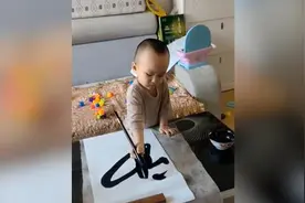 3岁宝宝能写毛笔字，妈妈：他爱模仿大人练书法视频封面