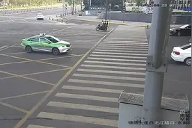 一辆摩托车载4人！成都交警严打违法超载行为图片