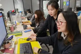 巾帼绽芳华 建功新时代 | 天眼新闻总编室：奋战新闻一线的“娘子军”图片