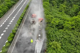 吓人！湖南一高速酸雾弥漫，强腐蚀性液体不断流出！消防员迅速处置图片
