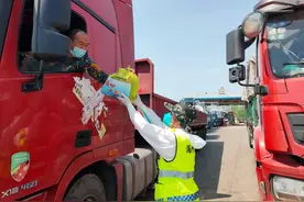 江苏战疫全景图｜连云港：关爱货车司机，让物流“畅”起来图片