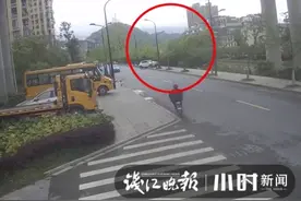 “救救我和孩子！”杭州一妈妈送孩子上学，连车带人开进了河里图片