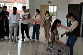 漯河4位教师化身“托尼老师”，为学生义务剪发图片