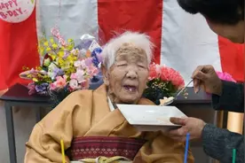 119岁全球最长寿老人田中力子去世，生前爱喝可乐视频封面