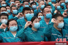 河南50辆负压救护车出发支援上海图片