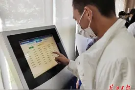 选到了！武汉首块鄂W车牌鄂w8e999图片