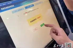 武汉第一个鄂W号牌诞生，武汉车管所：鄂W号段丰富，不用扎堆选号图片