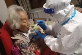 上海街头，八旬老夫妻雨中摔倒大喊救命……两位独居老人背后有这样一段故事图片