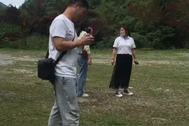 笑哭！男子在张家界一景区飞无人机，无人机竟被老鹰叼走了图片