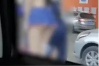 青岛一加油站开业请泳装美女促销，区市监局：活动低俗，当天制止图片