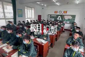 课前问候用英文谚语，这位老师坚持了十几年图片