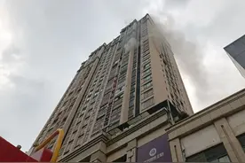 太心疼！女孩被困火场，消防员“公主抱”冲下20楼，累到呕吐图片