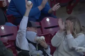 超级奶爸！美国一男子抱娃喂奶时，单手接住飞到看台的棒球图片