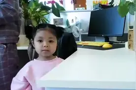 患罕见病小女孩馨馨来到开屏办公室，她亲手做了一个花瓶感谢爱心人士……图片