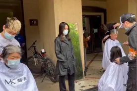 小区内义务理发的“托尼”：邻居对我们很照顾，要剪就得剪好图片