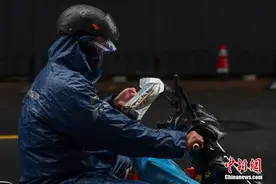上海快递员冒雨配送物资图片