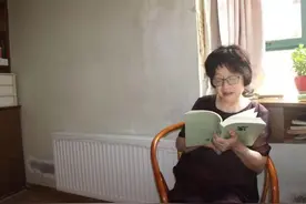 从八旬老人到网红作家：她趴在灶台边，写满八斤稿纸图片