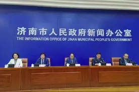 济南：允许被封控在社区、居家隔离人员私家车就近选择不妨碍交通的路边临时停放图片