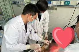 1岁娃打翻热水瓶被烫伤全身！中心医院诊断为特重烧伤紧急救治图片