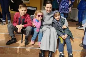 安吉丽娜·朱莉去乌克兰看难民，遇空袭警报紧急撤离图片