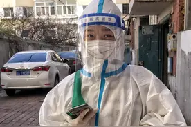 为核酸采样自制一个“百宝箱”，这个社区干部厉害了图片