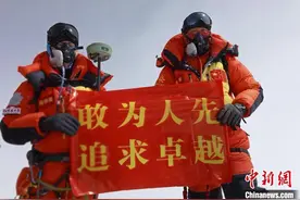 武汉一对父子携手登顶珠峰图片