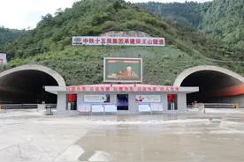 云南福宜高速公路梁王山隧道正洞掘进突破4100米图片