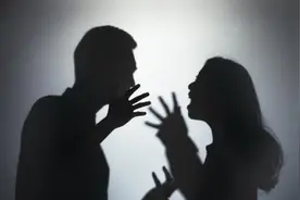 女子给老公所有女性朋友群发“我想你”，夫妻俩闹到法庭视频封面