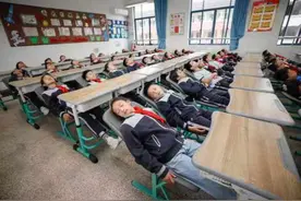 在教室里躺着午睡不是梦，这所学校的师生一起设计了一套桌椅，成功申请了专利图片