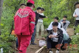 西安一男孩与同学相约登山扭伤左腿致骨折 多部门人员联合上山救援图片