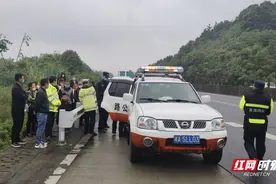 岳阳：17名乘客被困高速，多部门联合派出5辆巡逻车紧急救援图片