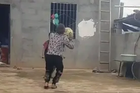 破防了！简易篮球框装满了父亲的爱图片