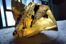 这啥宝贝？运河边工地挖出一块神秘大石，淡黄透明，还能点着图片