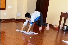 得知隔离即将结束，母子用衣服当拖布打扫酒店房间：不给防疫添麻烦图片