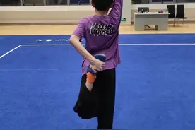 居家锻炼必备！10个常用拉伸动作学起来图片