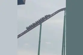 最害怕的事发生了！过山车卡在半空中，上面有18名乘客图片