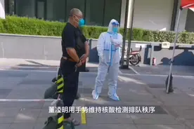 “默默无闻”一样能志愿服务！聋人志愿者设计四种手势让居民“听”懂，核酸检测秩序井然图片