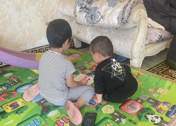 离婚刚一周，前妻就远嫁他乡？男子：为了三个娃，我把钱都给她了