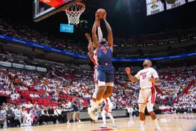 里弗斯打算换下小乔丹时，热火球迷喊话：请你把他留在场上图片